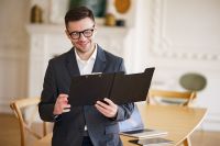 Foto: Mann hält Dokumentenmappe