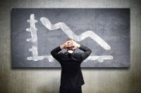 Foto: Person steht vor Tafel